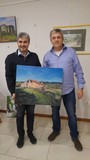 Le maire de Bonmati tenant mon tableau qu'il vient de se procurer . Il est accompagné du peintre Enric Rubio .